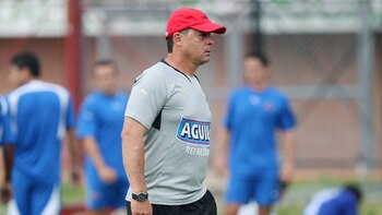 El técnico Pedro Sarmiento se encuentra hospitalizado por problemas de salud: está “delicado”