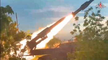 Un sistema de misiles Buk-2M tierra-aire, autopropulsados y de alcance medio del ejército ruso dispara contra blancos aéreos en un lugar no revelado en Ucrania (Servicio de prensa del Ministerio de Defensa ruso vía AP)