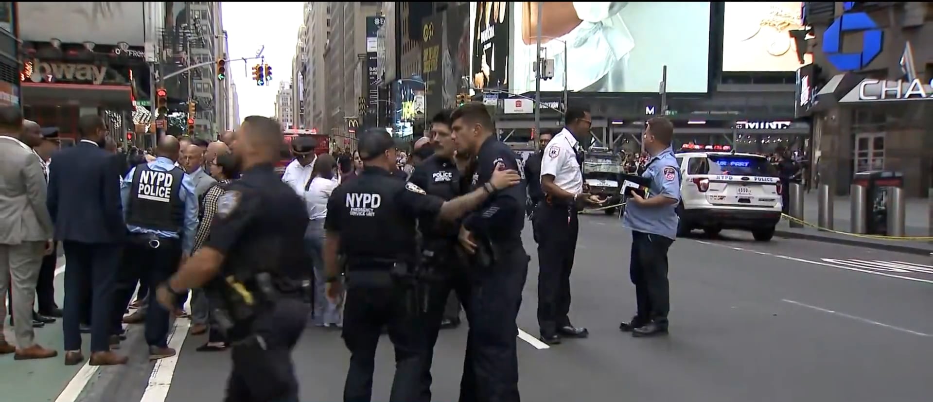 El ataque en Manhattan dejó a la mujer baleada y a dos víctimas trasladadas a un hospital con heridas de riesgo vital, según el NYPD (Captura CBS News)