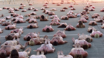Spencer Tunick fotografía a multitudes desnudas: España será su próximo escenario