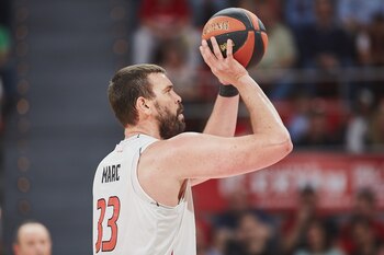 Marc Gasol lanza en un