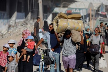 Palestinos desplazados huyen del este