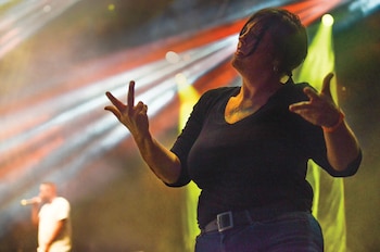 Una intérprete de lenguaje de