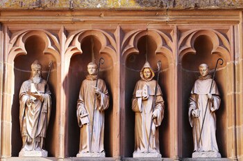 Majestuosidad de santos católicos en