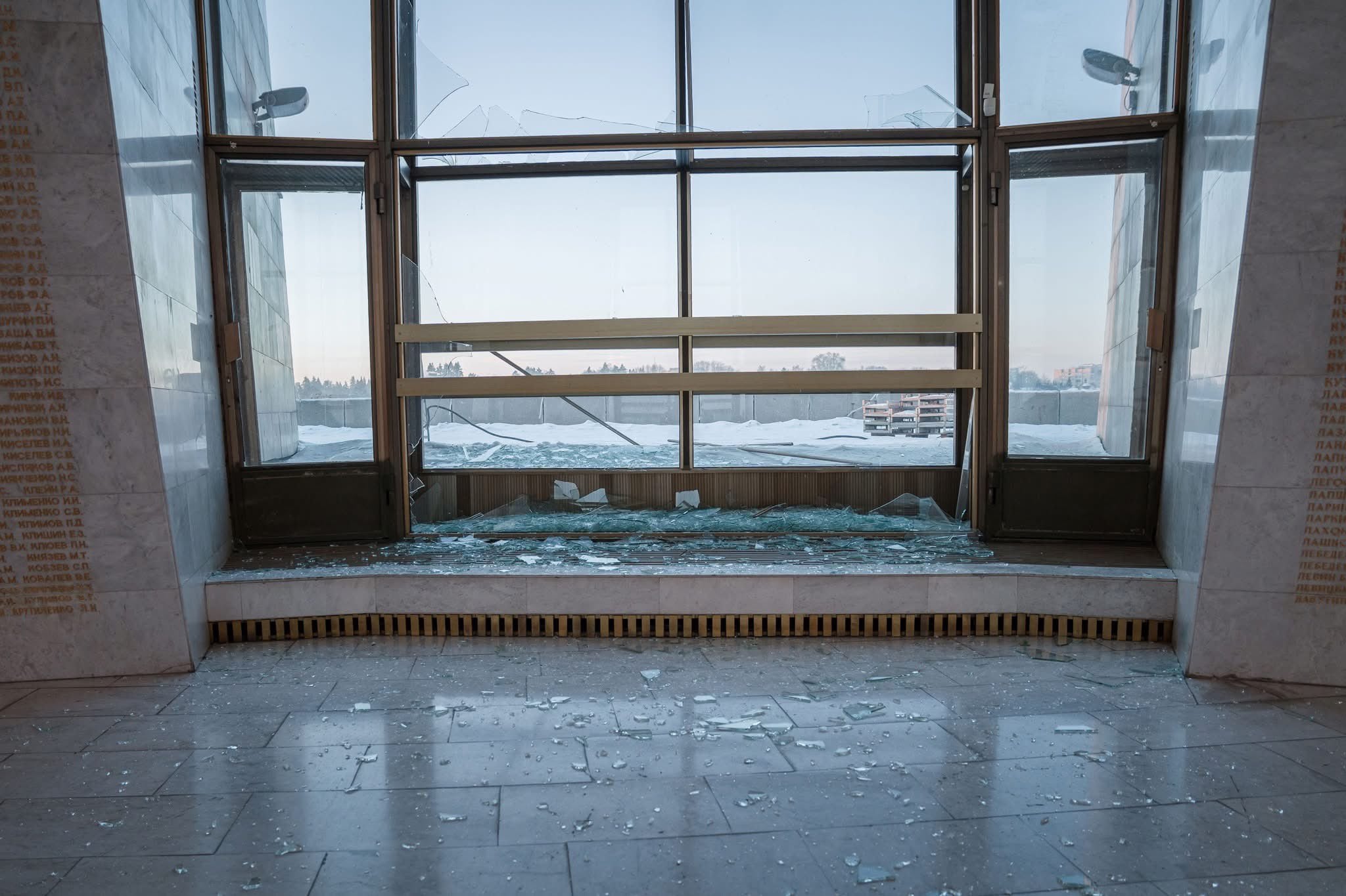 Cristales de una ventana del museo rotos tras el ataque que dañó la Sala de la Gloria al pie del monumento a la Patria en Kiev (Tetyana Berezhna/X )