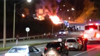 Bus incendiado en la vía