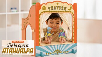 Un niño sonríe, manipulando dos títeres de dedo, un teatrín de juguete naranja con cortinas blancas y un letrero que dice "TEATRÍN"