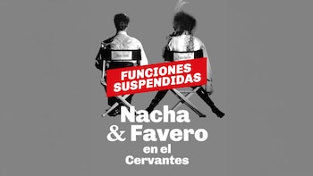 Ilustración de dos figuras sentadas de espaldas en sillas de director sobre fondo gris. Un cartel rojo en el centro anuncia "FUNCIONES SUSPENDIDAS"