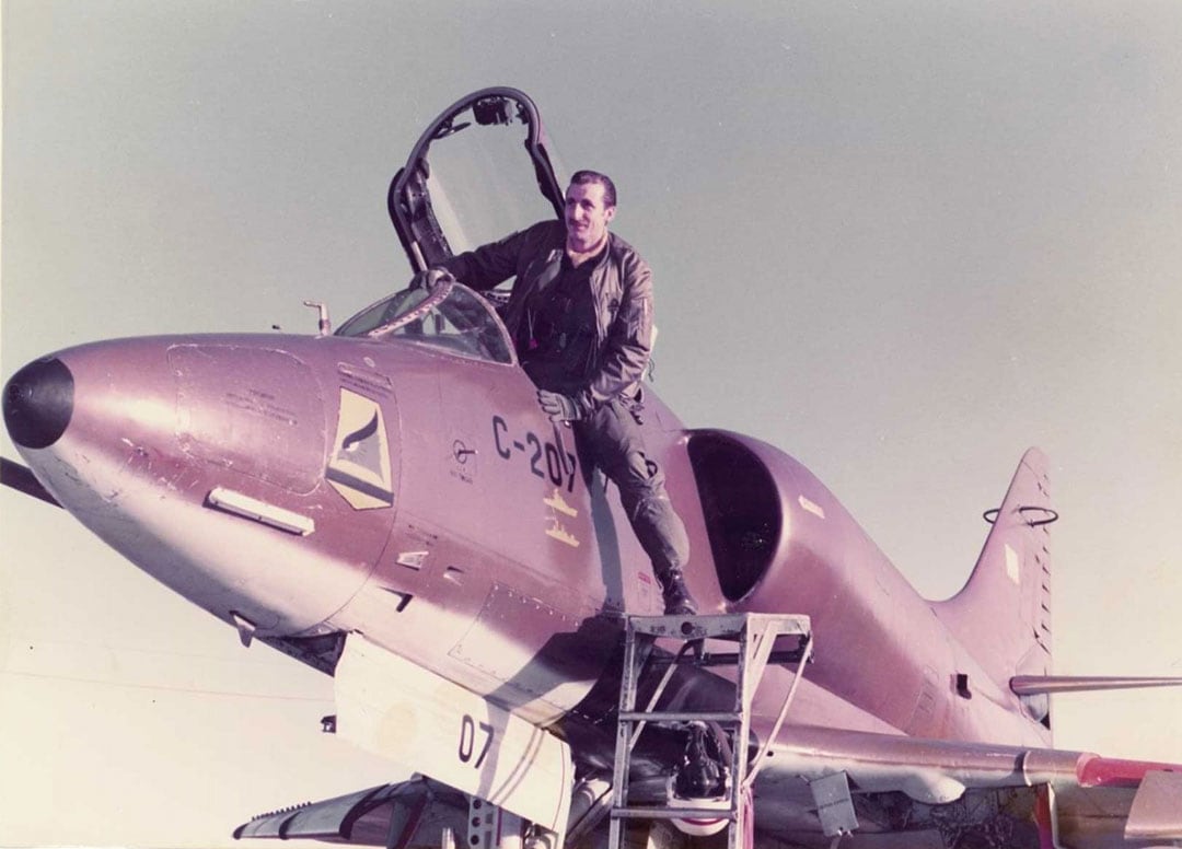 Murió Carlos Rinke, héroe en Malvinas: fue uno de los temerarios pilotos protagonistas de arriesgados ataques a la flota inglesa