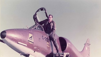 Murió Carlos Rinke, héroe en Malvinas: fue uno de los temerarios pilotos protagonistas de arriesgados ataques a la flota inglesa