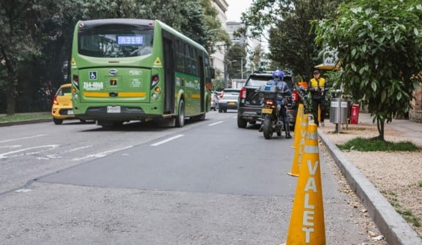 La Secretaría proyecta habilitar 76 puntos y una tercera compañía tramita su permiso; los operadores deben tener pólizas, convenios con parqueaderos y auxiliares registrados para movilizar los automotores en la ciudad - crédito Secretaría de Movilidad