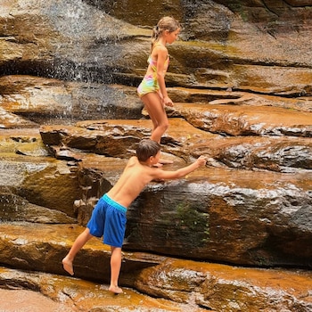 Instantánea familiar durante una caminata