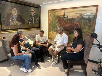 Turistas comparten un café con