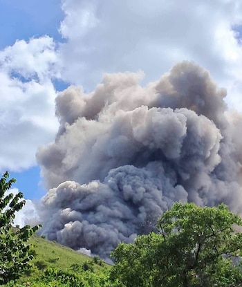 Columnas de ceniza y gases alcanzaron alturas aproximadas de 250 metros en el volcán Telica, desplazándose hacia el suroeste y noroeste del coloso (Cortesía: Conozcamos León, Nicaragua).