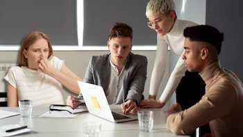 Escriben una nota a un compañero de trabajo por su mal olor y se vuelve viral en redes sociales: un abogado explica qué puede ocurrir en estos casos