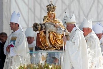 El papa Francisco celebra una