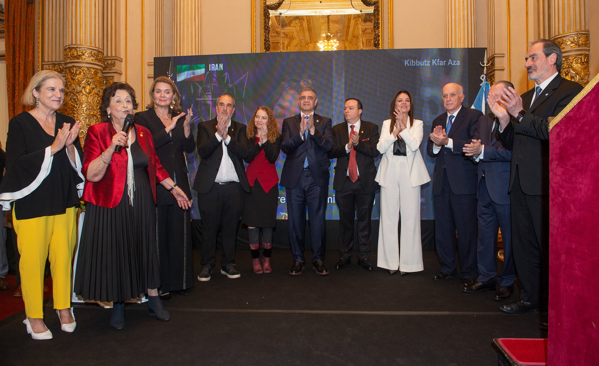 Todos los premiados comparten el escenario (Jaime Olivos)
