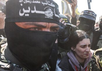 Militantes palestinos rodean a la rehén Arbel Yehoud.