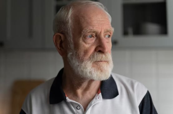 Datos epidemiológicos indicaron menor incidencia de Alzheimer en personas con cáncer lo que impulsó estudios para hallar un mecanismo molecular común (Freepik)