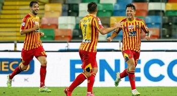 Gianluca Lapadula (derecha) tras anotar