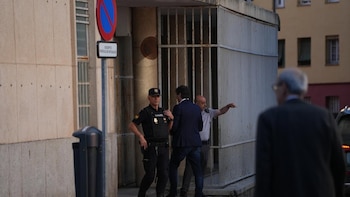 El hermano de Pedro Sánchez entra a la Audiencia de Badajoz por la puerta trasera