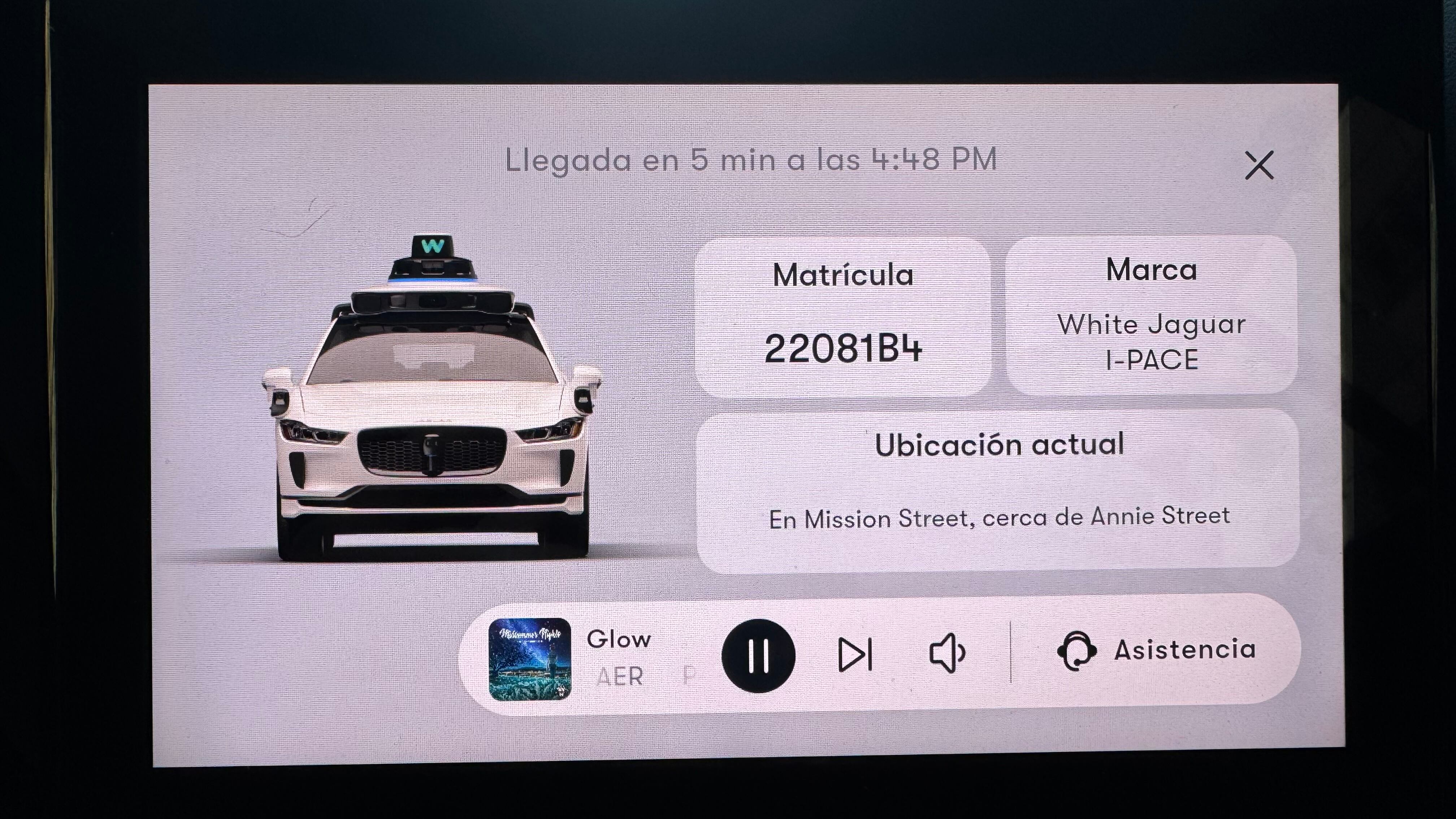 La pantalla en el interior muestra los datos del vehículo asignado y la ubicación exacta para el abordaje. El pasajero puede seguir el trayecto desde su dispositivo móvil o desde la pantalla interna.