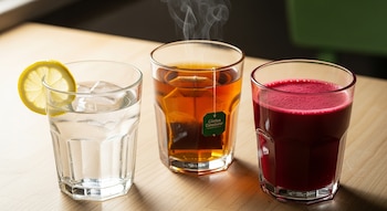 Tres vasos con agua con