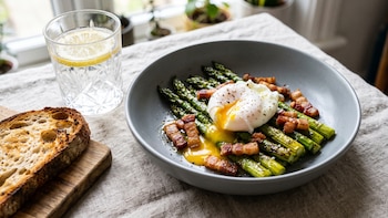 Receta de espárragos salteados con panceta, rápida y fácil