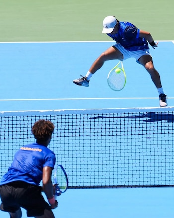 La dupla salvadoreña de César Cruz y Diego Durán se impuso por 6-1 y 6-4 ante Kaipo Marshall y Stephen Slocombe en la final de tenis. (Cortesía: Federación Salvadoreña de Tenis)