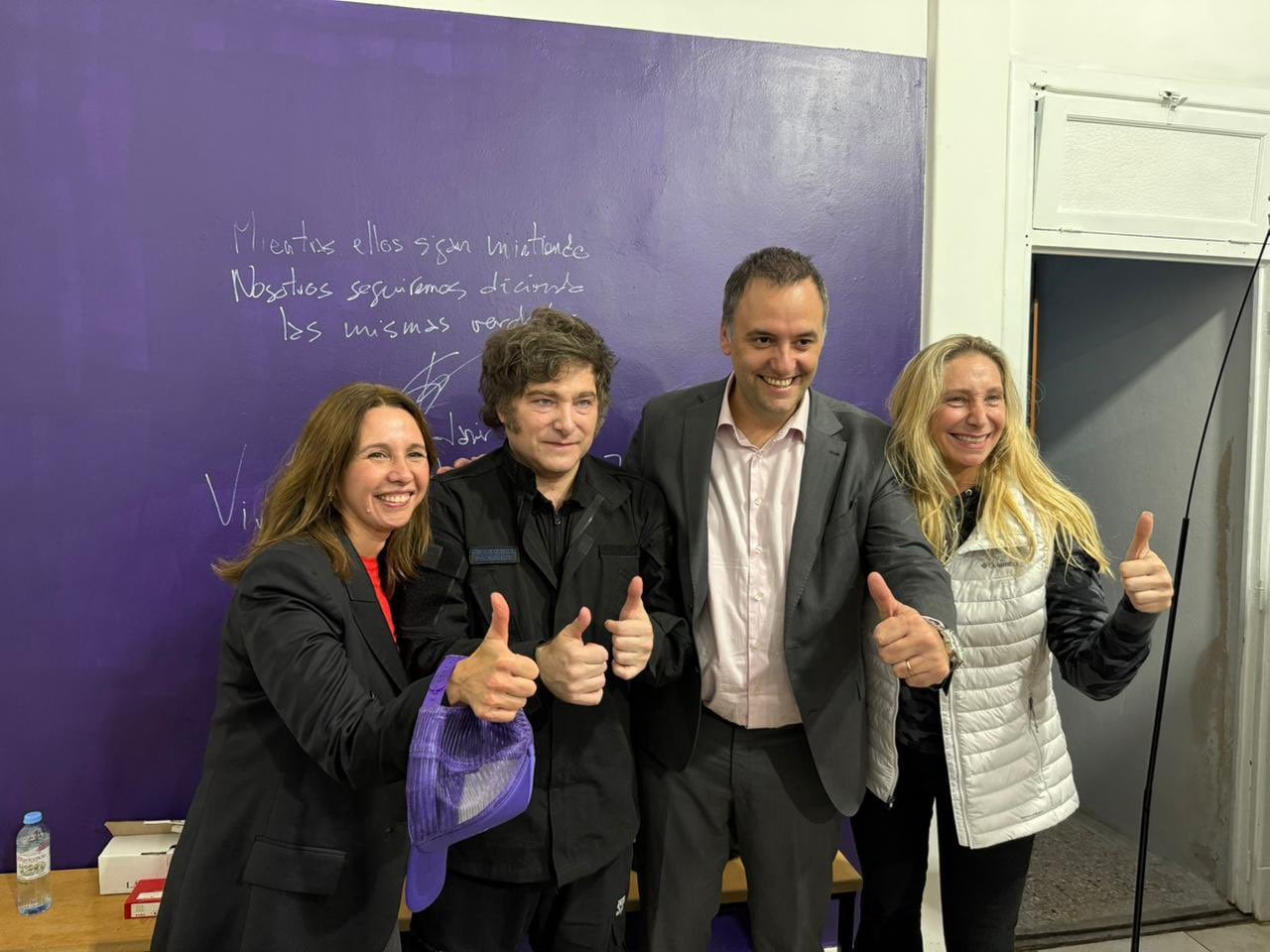 El presidente Javier Milei junto a la secretaria general de la Presidencia, Karina Milei, junto al entonces candidato a legislador, Manuel Adorni, y la dirigente Pilar Ramírez