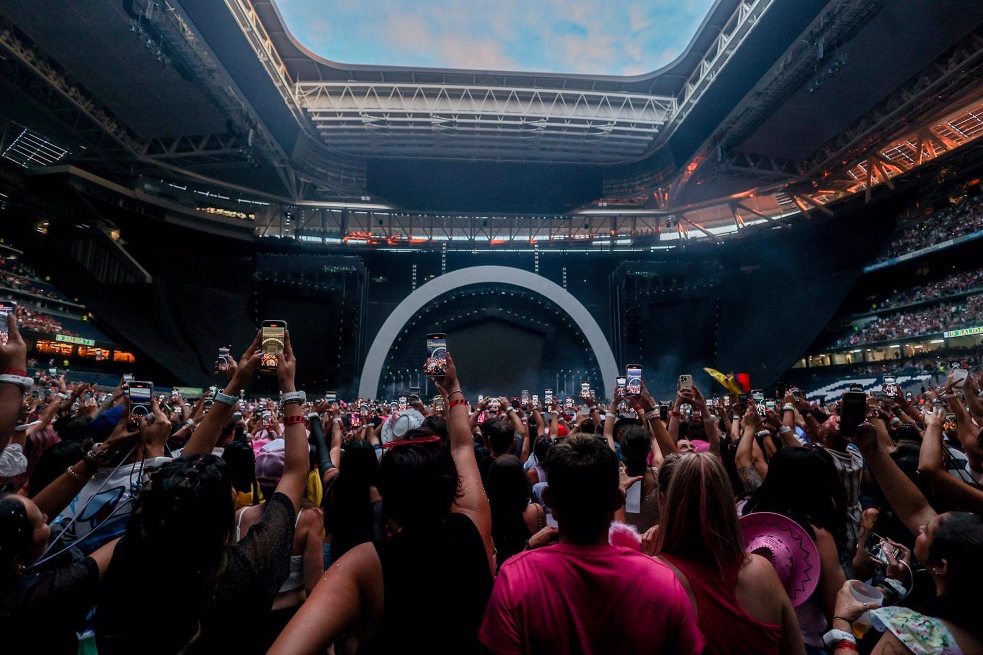 20/07/2024 Ambiente previo al concierto de Karol G en el Santiago Bernabéu, a 20 de julio de 2024. (Ricardo Rubio./ Europa Press)
