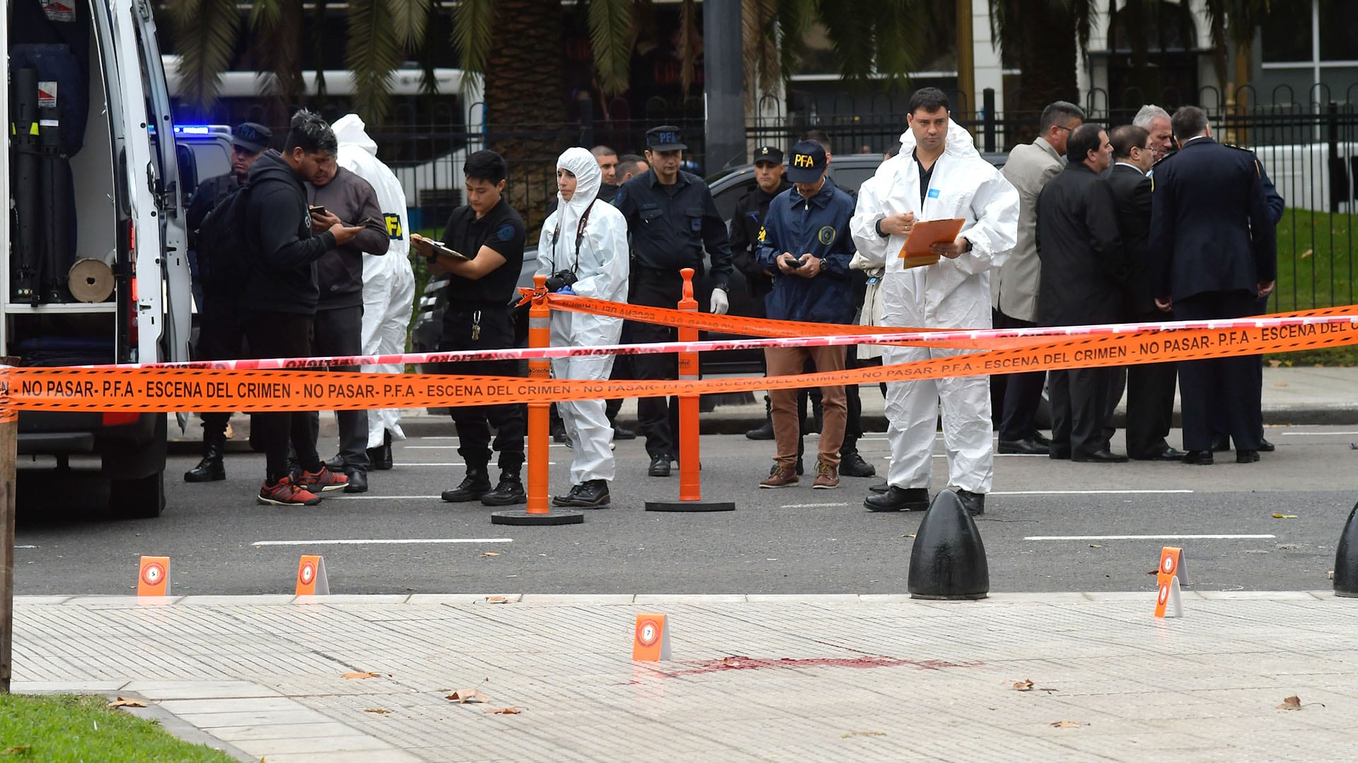 Tras el ataque, la Policía Federal desplegó un operativo en la zona del Congreso y analizó cámaras de seguridad para reconstruir la fuga e identificar a los responsables (Patricio Murphy)
