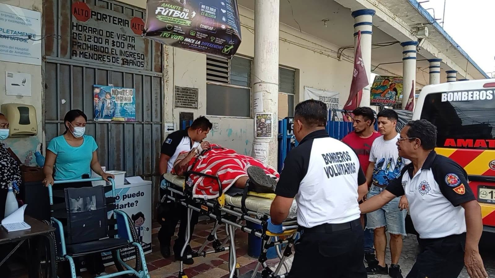 Integrantes de los Bomberos Voluntarios ingresan a un paciente en camilla a las instalaciones del Hospital Nacional de Amatitlán. (Bomberos Voluntarios de Guatemala)