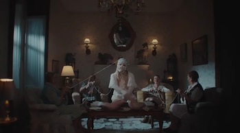 Las mujeres le tejen una