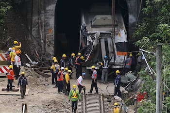 Trabajadores sacan uno de los