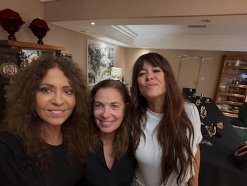 Las cantantes Patricia Sosa, Sandra Mihanovich y Vanesa Martín sonríen a la cámara en un plano cercano de una reunión en interiores