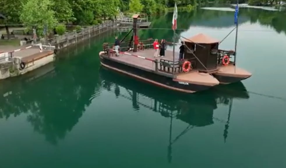 La embarcación sin motor sigue en servicio tras más de cinco siglos y es la única superviviente de un sistema fluvial que tuvo cinco unidades (Captura de video)