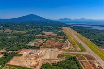 El monto de inversión convierte a la terminal aérea en el proyecto más costoso del Programa de Inversión Pública (PAIP) 2026 y equivale al 6.7% del total vigente a agosto, que suma USD 3,100.5 millones.