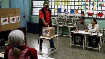 Un venezolano votando en los