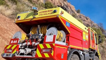 Desalojados cinco bloques en Manilva por un incendio en un aparcamiento que ha quemado tres coches