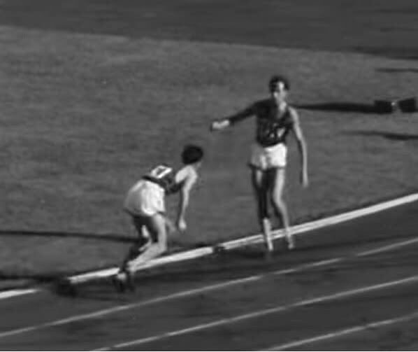 El récord mundial quedó fuera de alcance cuando el favorito volvió sobre sus pasos para ver a Ron Clarke tras una caída (Instagram)