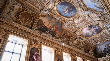 La galería de Apolo del Louvre reabre al público sin las joyas de la Corona francesa