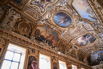 El Louvre reabrió la Galería de Apolo nueve meses después del robo, pero las joyas de la Corona francesa no volverán a exhibirse en la sala - (Lou Benoist/Pool Foto via AP)