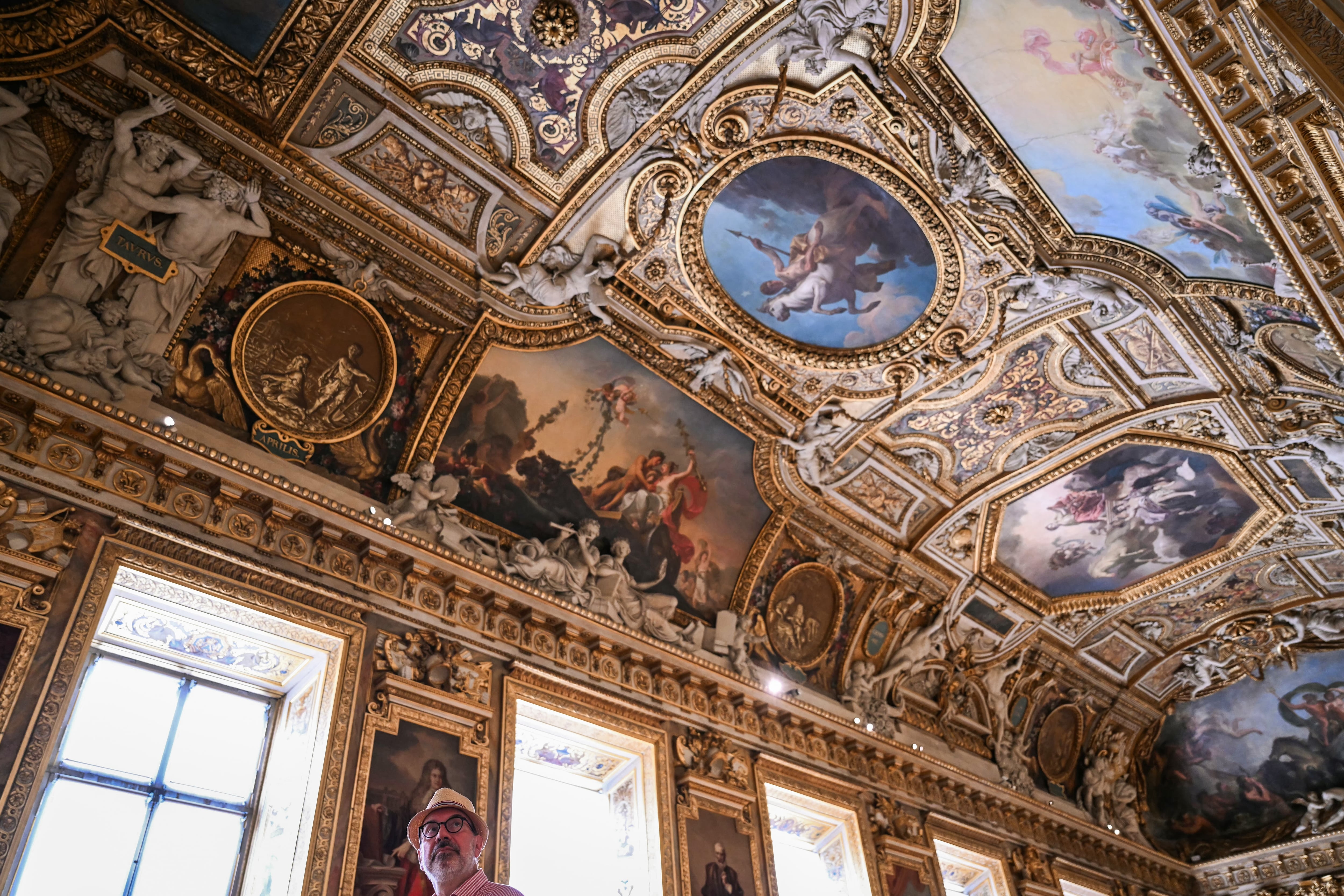 La galería de Apolo del Louvre reabre al público sin las joyas de la Corona francesa