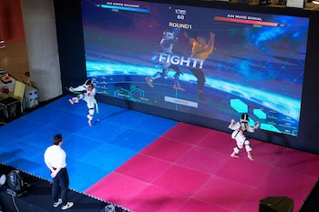 La modalidad sin contacto, impulsada por World Taekwondo y Refract Technologies, usa visores y sensores para pelear en un tatami digital (AP Photo/Vincent Thian)