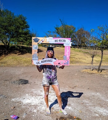 La joven festeja su título