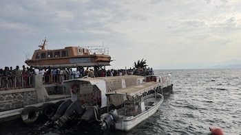 Mueren doce personas y varias decenas son dadas por desaparecidas tras hundirse una barca en el lago Kivu