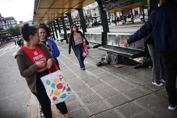 Rostros de preocupación y cansancio en una parada de colectivo cerca de Constitución (REUTERS/Agustin Marcarian)