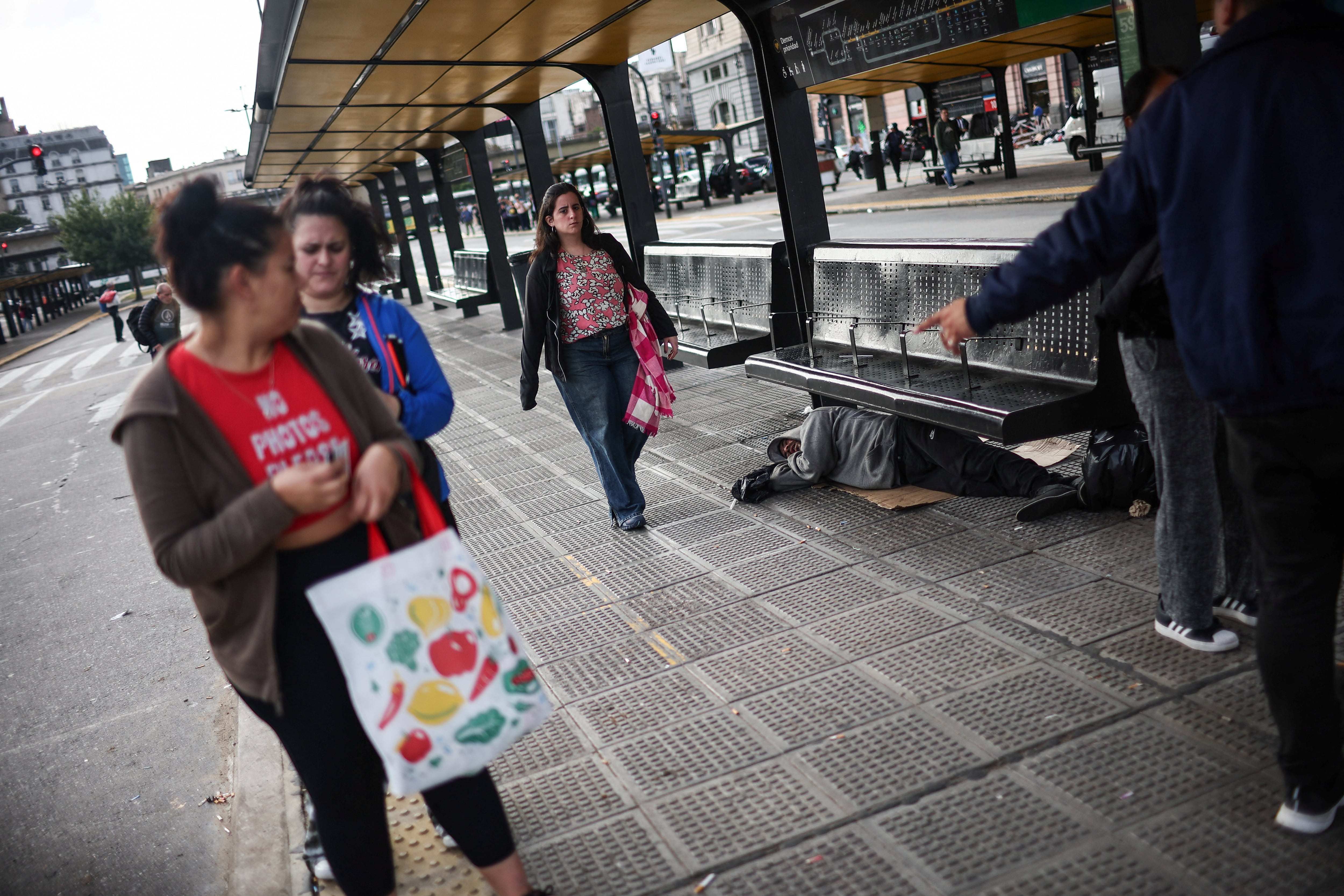 Rostros de preocupación y cansancio en una parada de colectivo cerca de Constitución (REUTERS/Agustin Marcarian)
