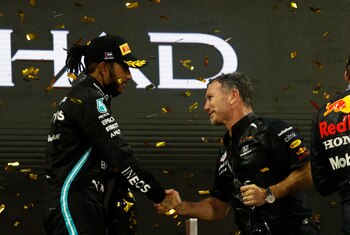 Lewis Hamilton recibe el saludo